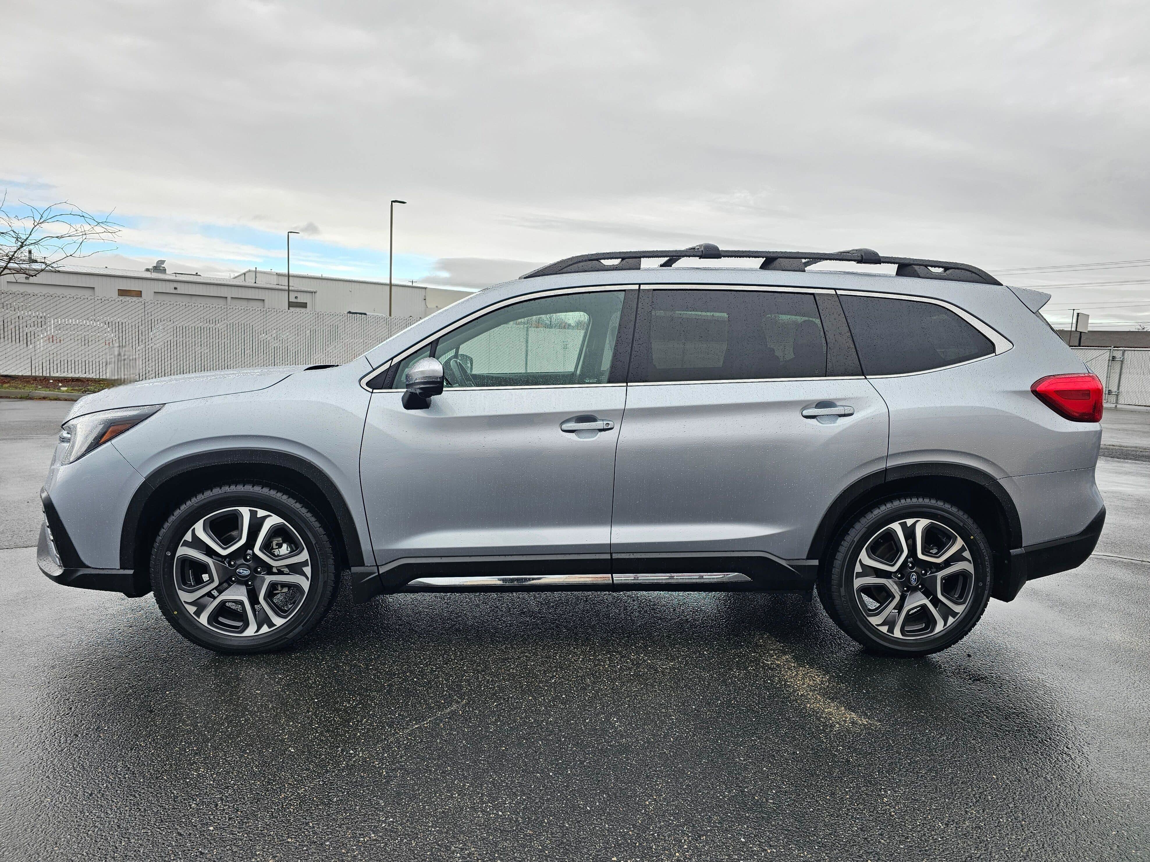 Used 2023 Subaru Ascent Limited w/ Technology Package image 3