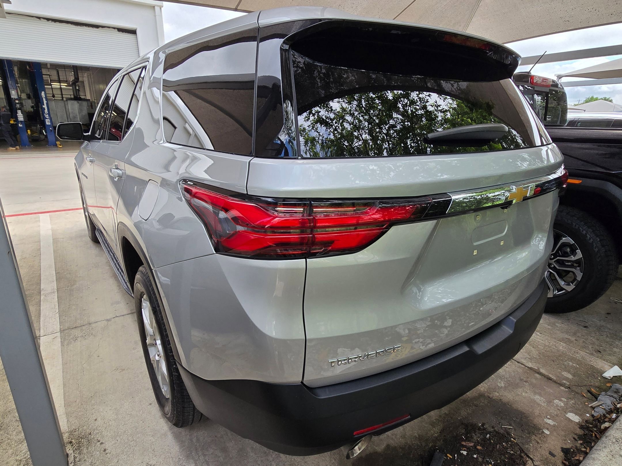 Used 2022 Chevrolet Traverse LS FWD image 6