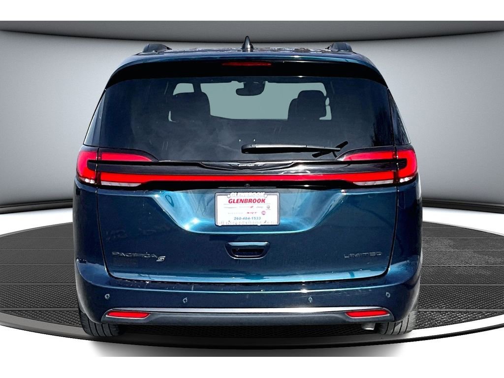 Used 2025 Chrysler Pacifica Limited image 5