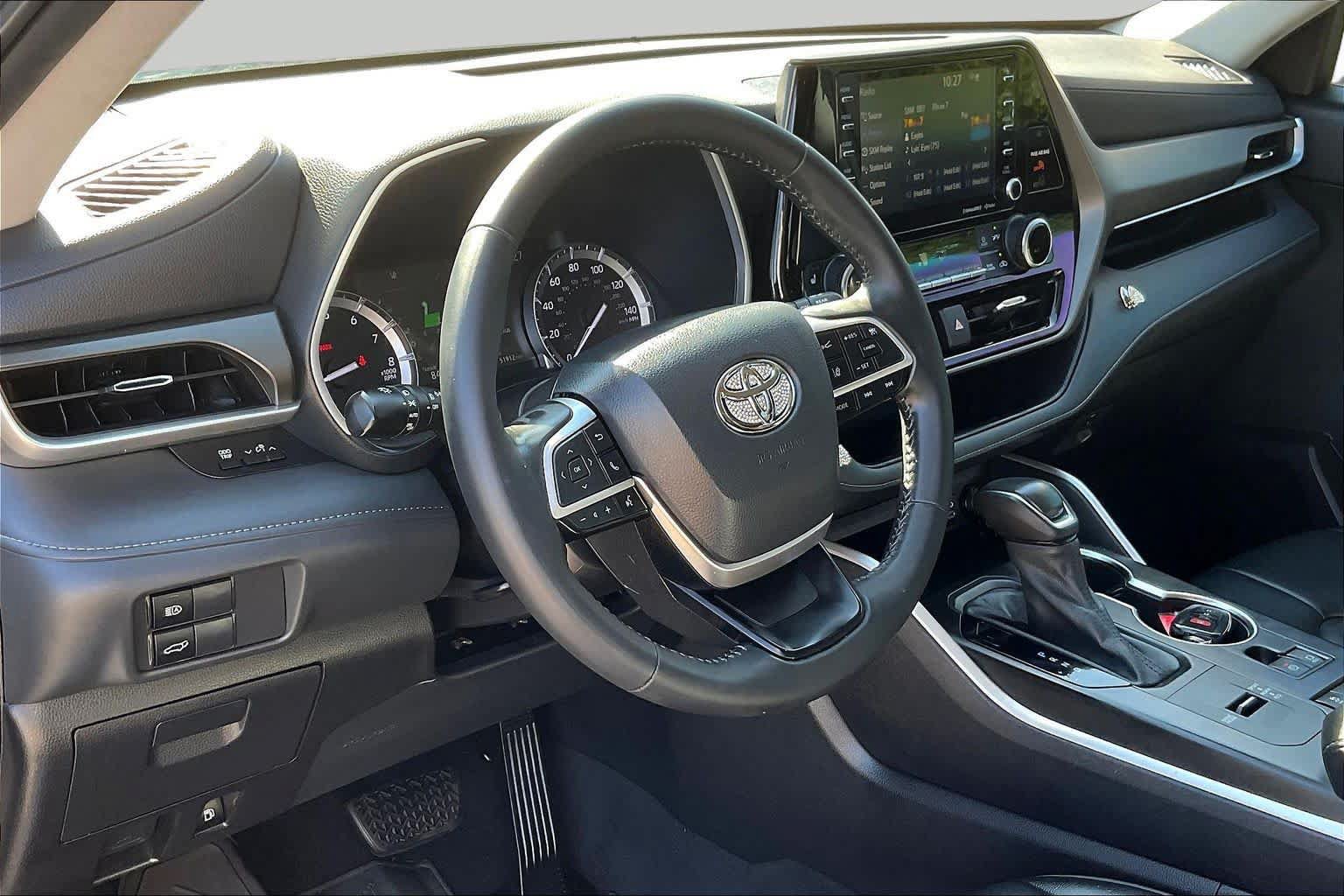 Used 2022 Toyota Highlander XLE FWD image 18