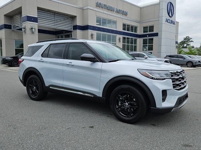 Used 2025 Ford Explorer Active AWD/4WD image 2