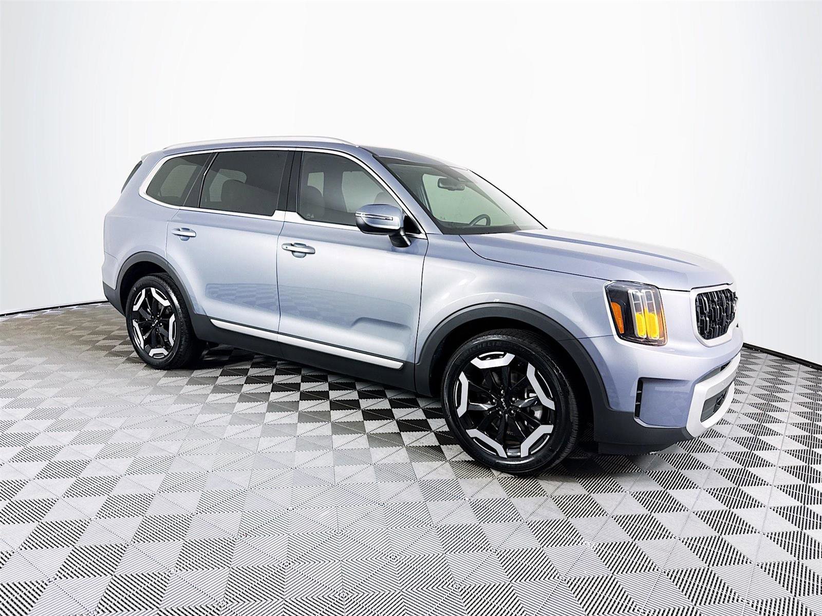 Used 2024 Kia Telluride EX w/ EX Captain's Chair Package