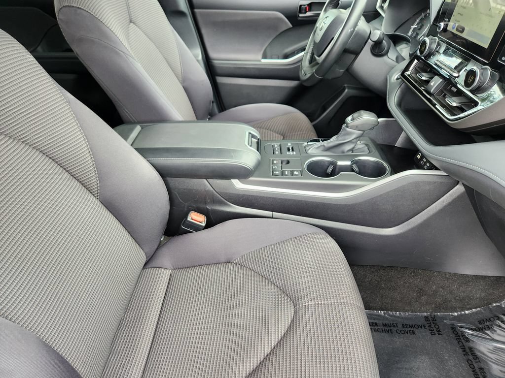 Used 2025 Toyota Highlander LE AWD/4WD image 5