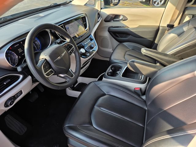 Used 2023 Chrysler Pacifica Touring-L FWD image 19