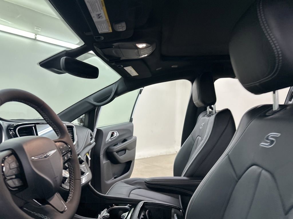 New 2026 Chrysler Pacifica Limited w/ S Appearance Package image 30