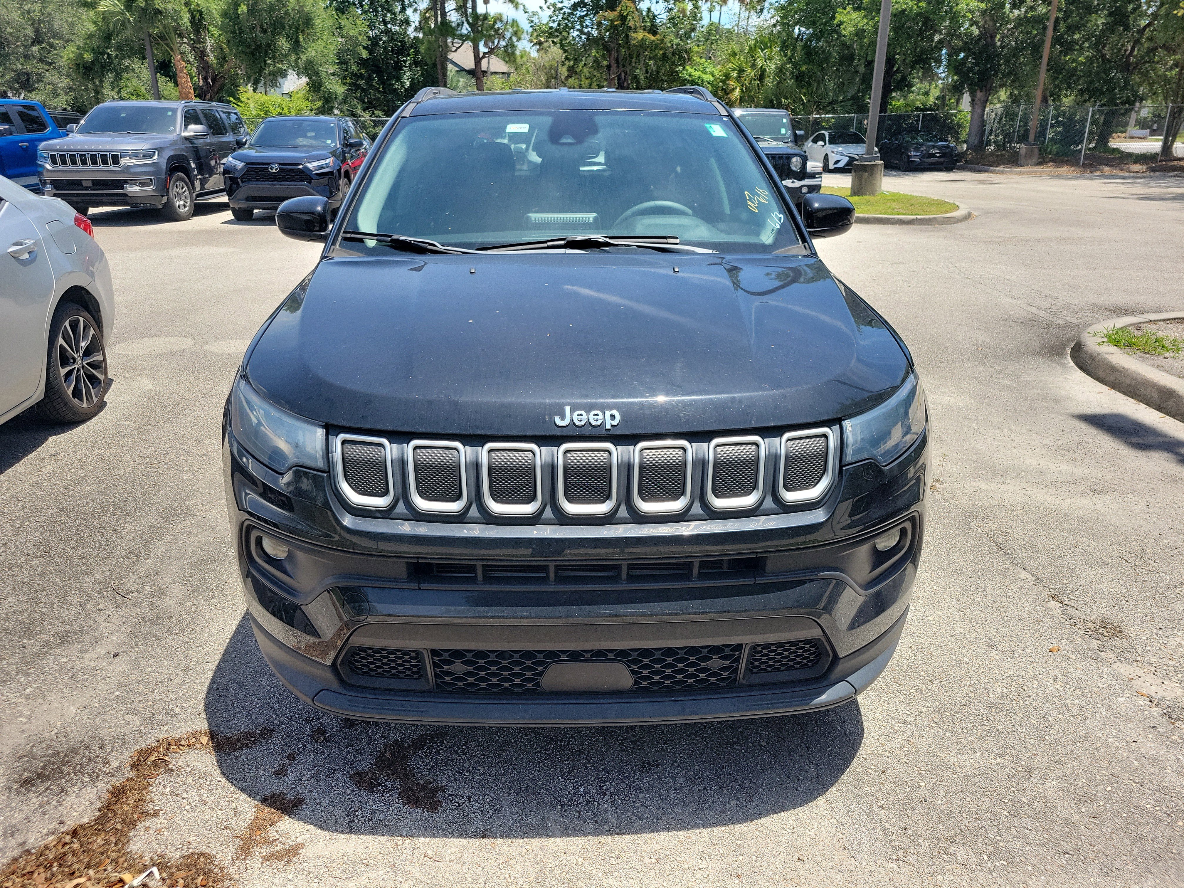 Used 2022 Jeep Compass Latitude FWD image 2