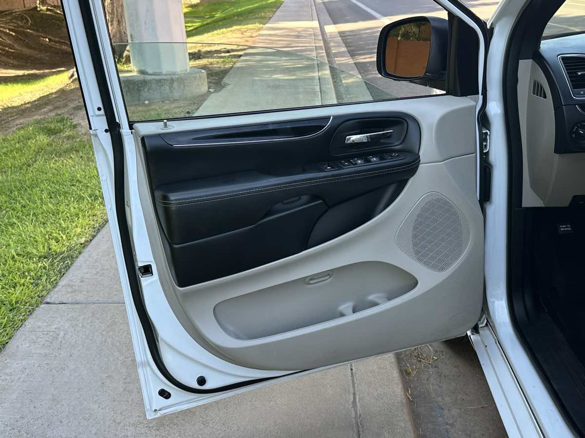 Used 2020 Dodge Grand Caravan SXT FWD image 39
