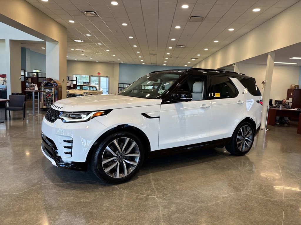 Used 2025 Land Rover Discovery Dynamic SE AWD/4WD image 4