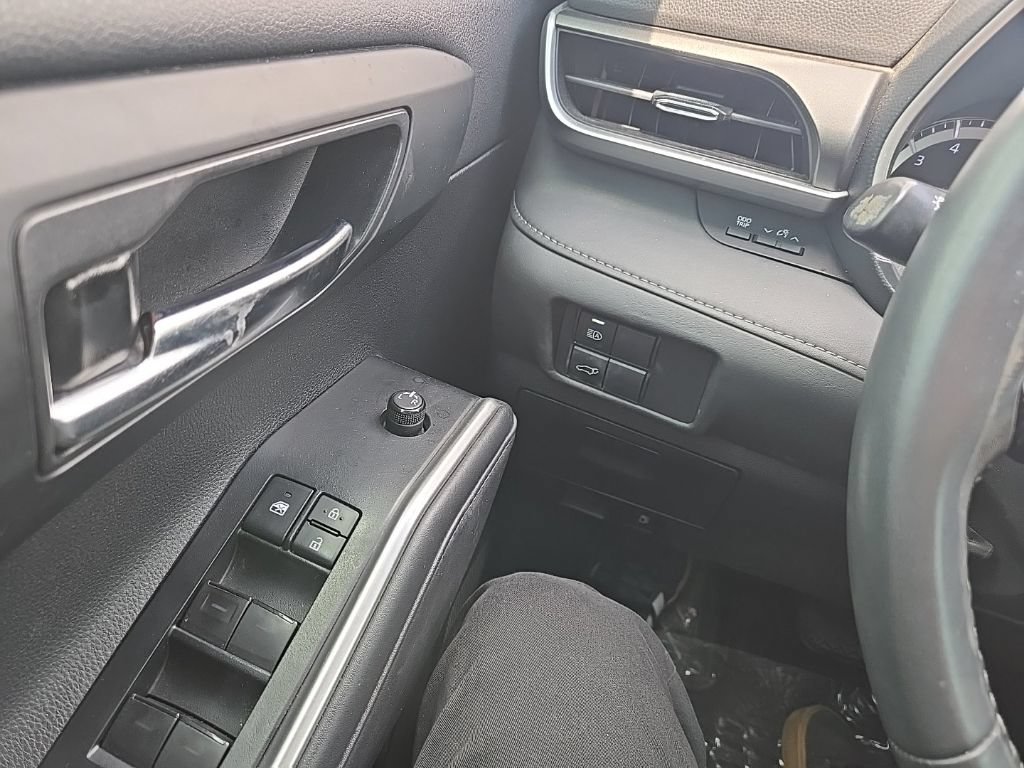 Used 2022 Toyota Highlander XLE FWD image 22