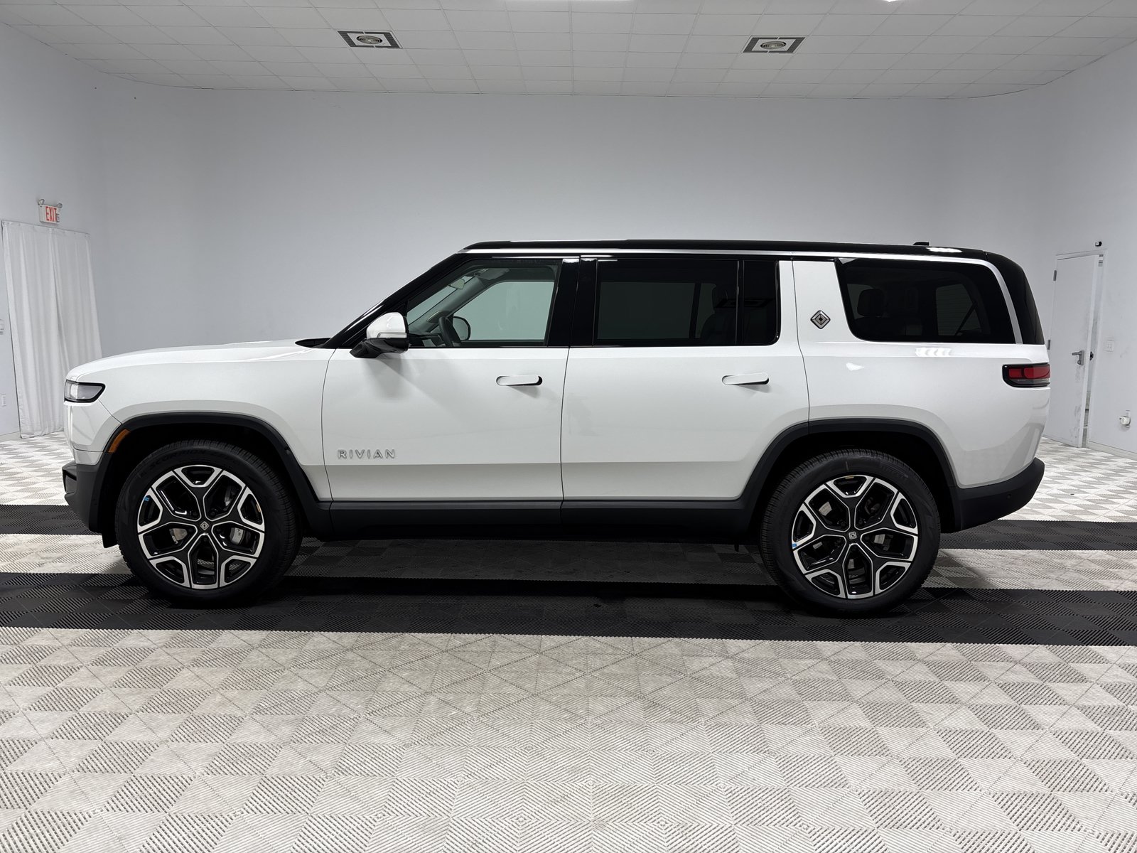 Used 2024 Rivian R1S Adventure AWD/4WD image 2