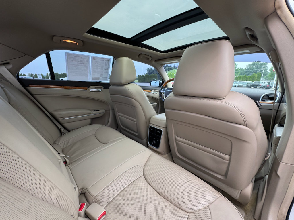 Used 2014 Chrysler 300 C RWD image 15