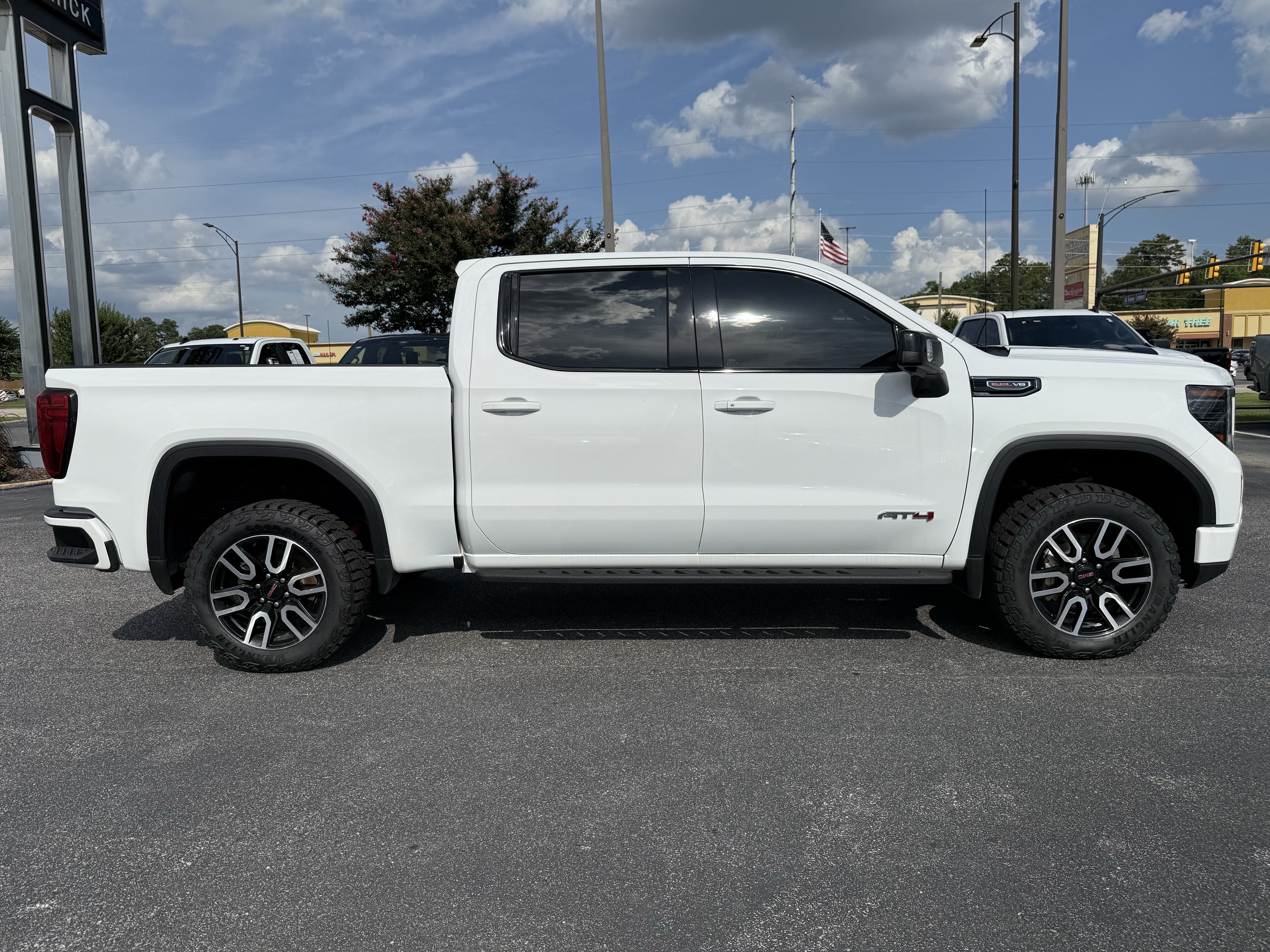 Used 2024 GMC Sierra 1500 AT4 w/ Technology Package AWD/4WD image 11