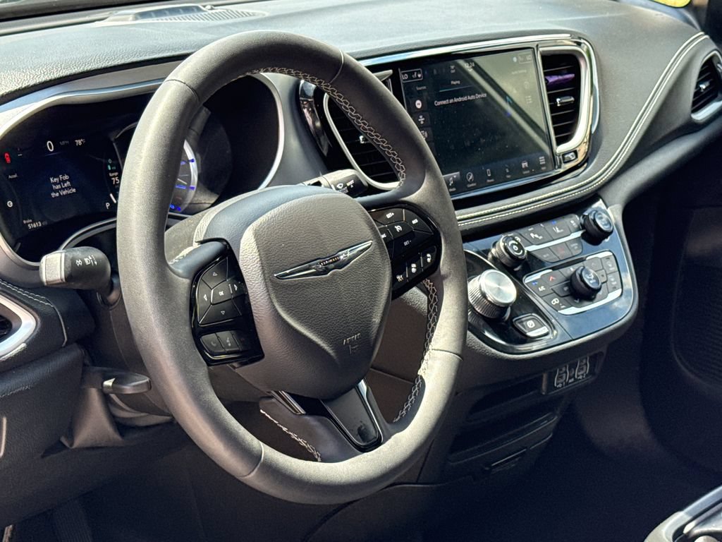 Used 2024 Chrysler Pacifica Limited FWD image 19