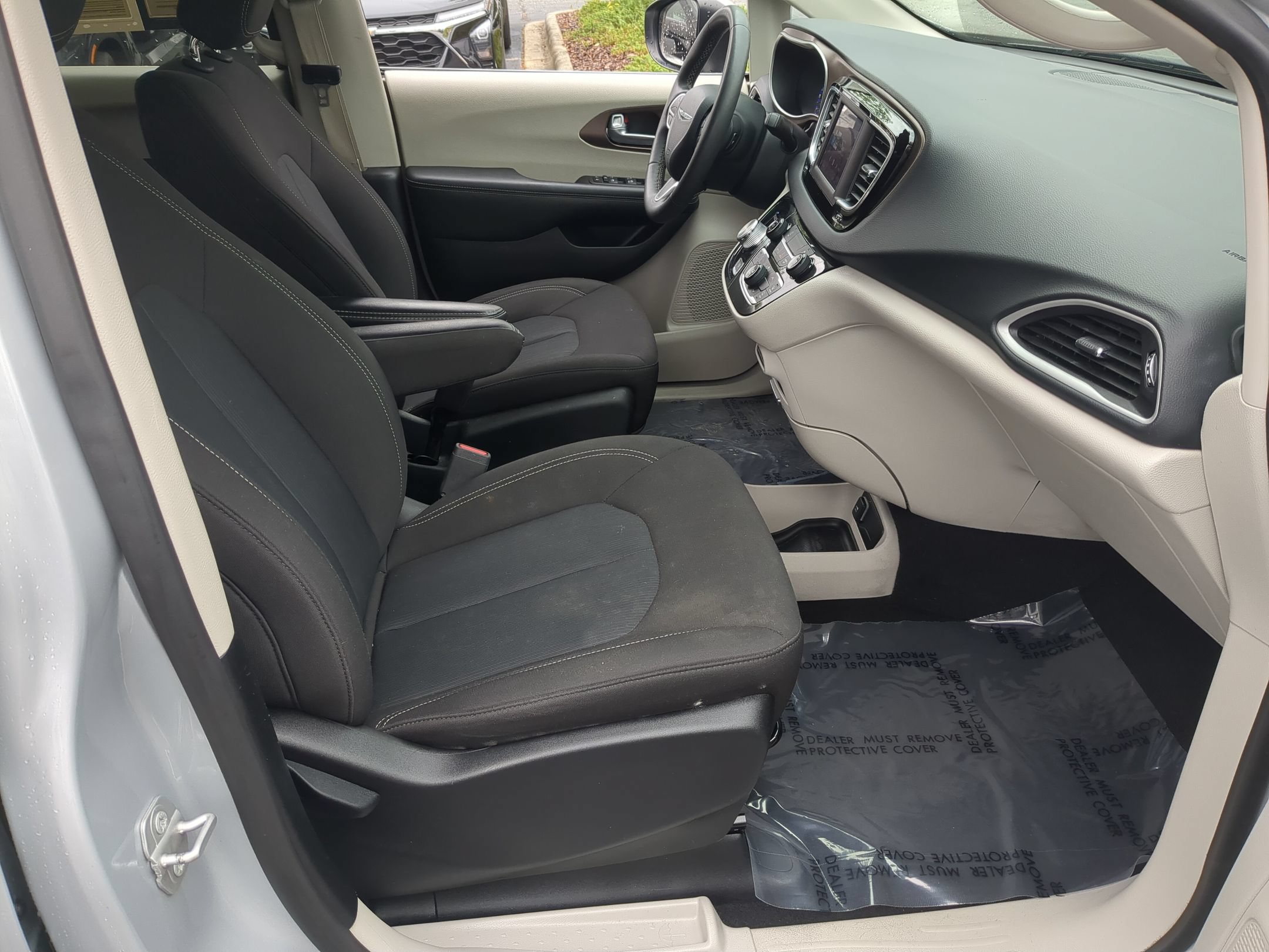 Used 2023 Chrysler Voyager LX FWD image 32