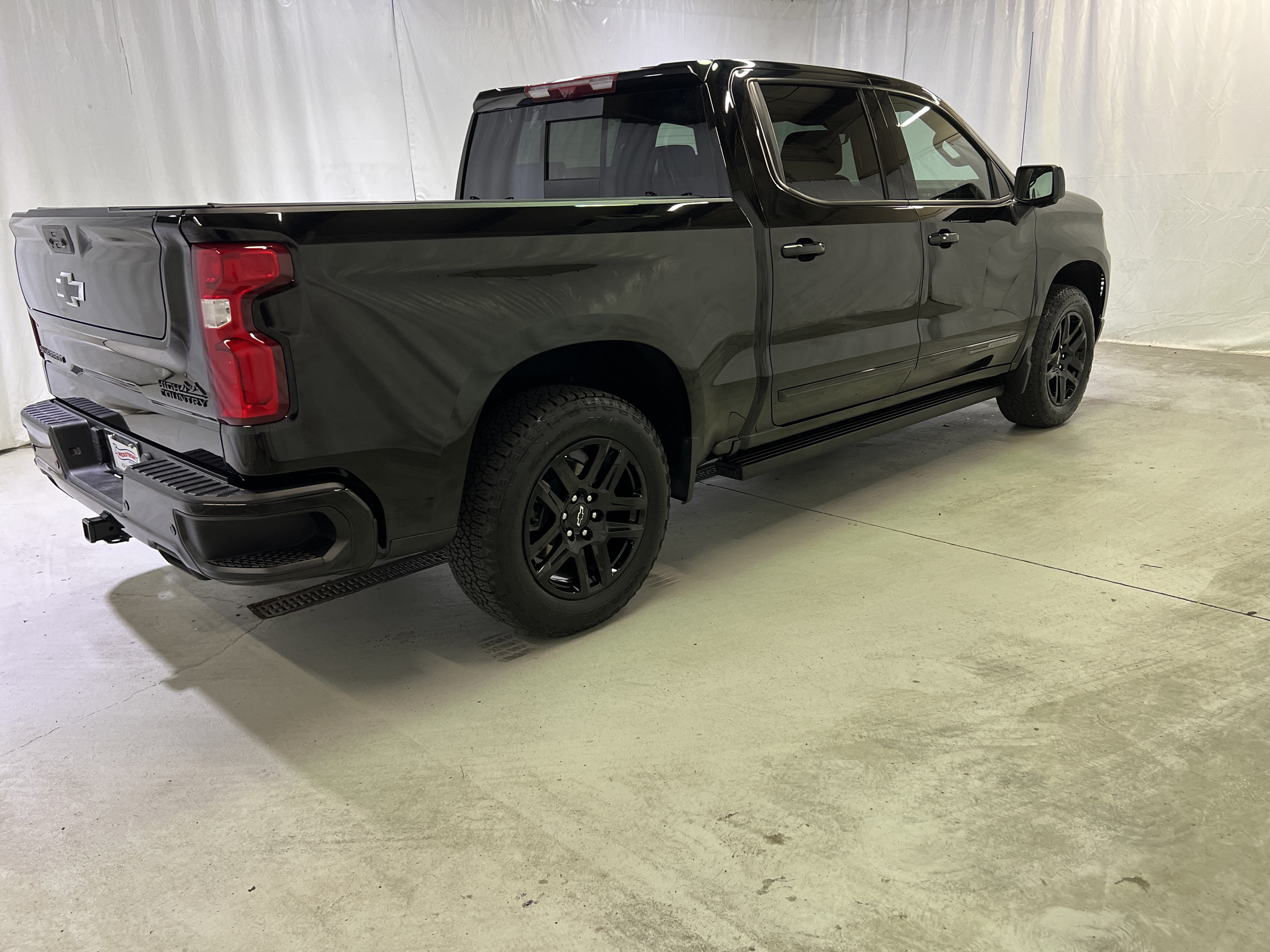 Certified 2025 Chevrolet Silverado 1500 High Country w/ Midnight Edition AWD/4WD image 11