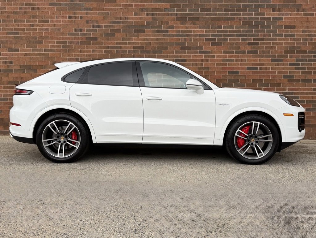 Certified 2024 Porsche Cayenne Turbo image 8