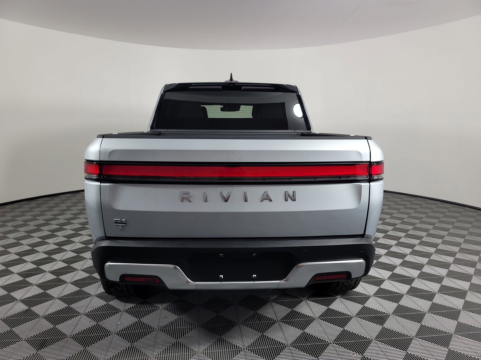 Used 2025 Rivian R1T Adventure image 4