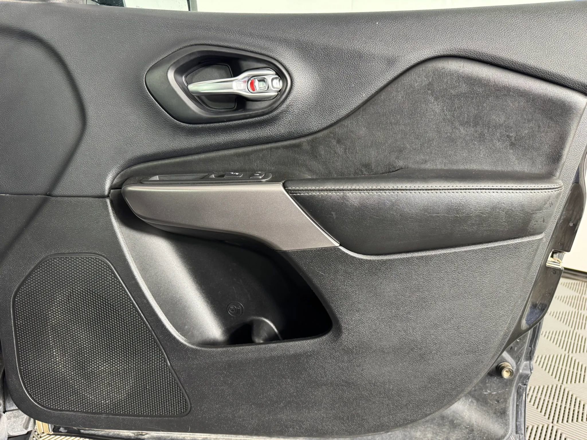 Used 2019 Jeep Cherokee Limited image 42