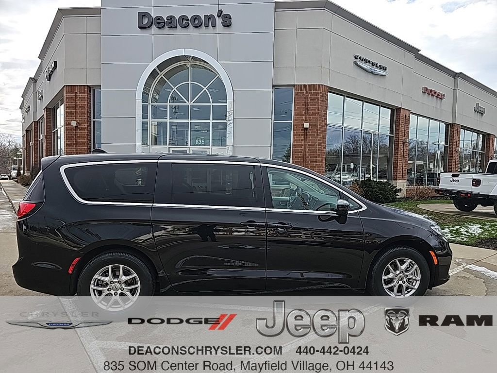 Certified 2024 Chrysler Pacifica Touring-L image 1