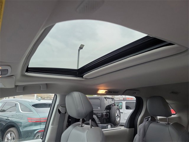 Used 2022 Toyota Sienna XLE image 33