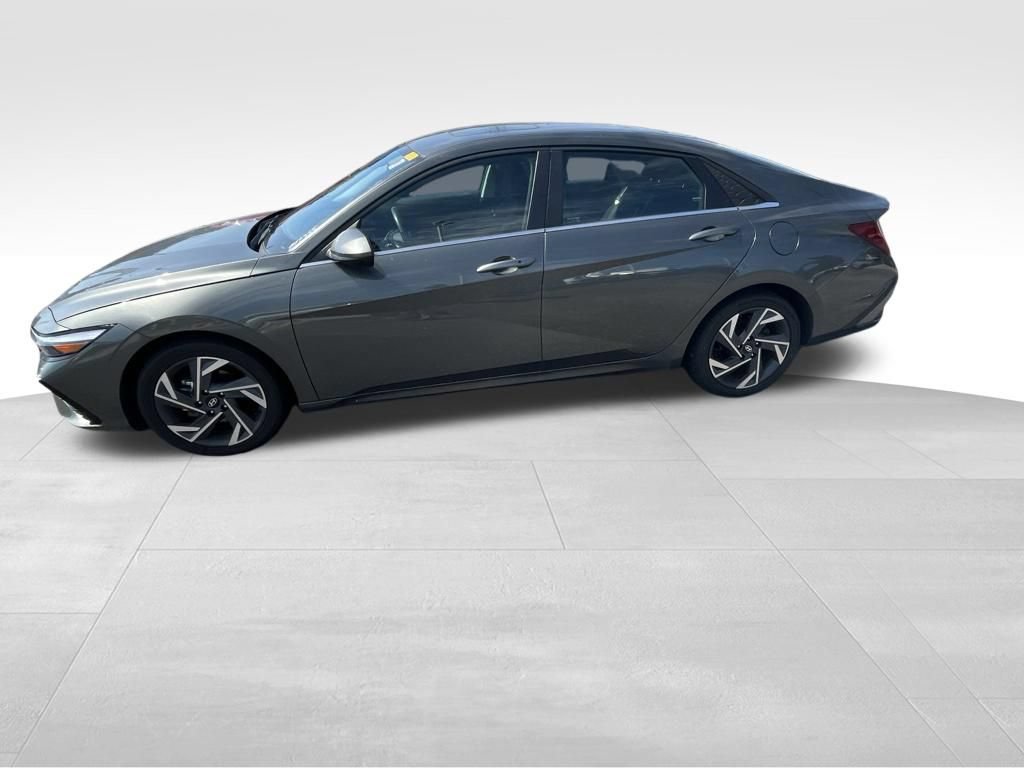 Used 2025 Hyundai Elantra SEL FWD image 29