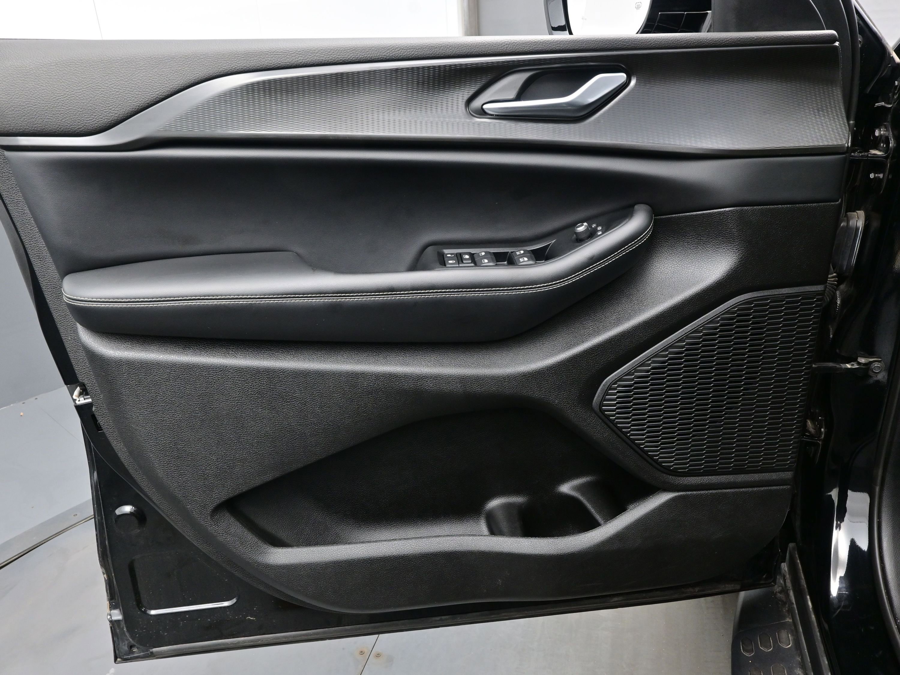 Used 2023 Jeep Grand Cherokee L Laredo image 9