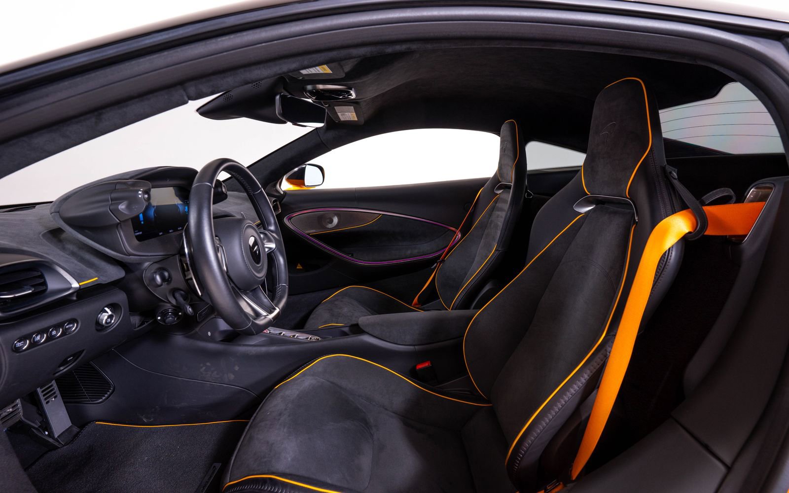 Used 2024 McLaren Artura RWD image 21