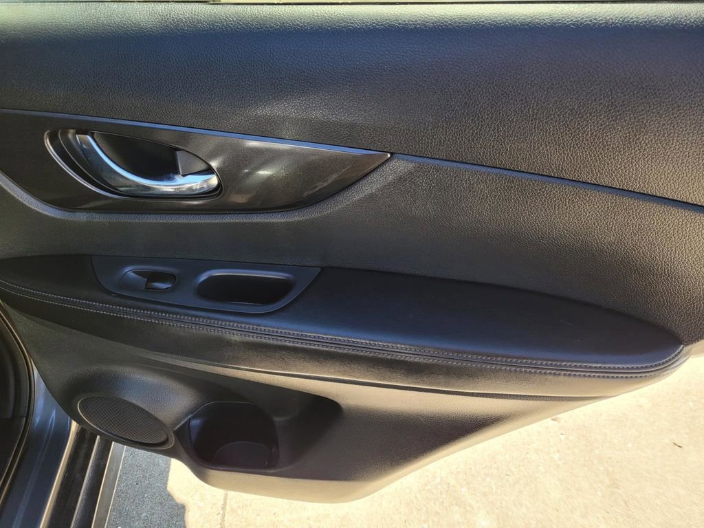 Used 2018 Nissan Rogue SV w/ Sun & Sound Touring Package image 12