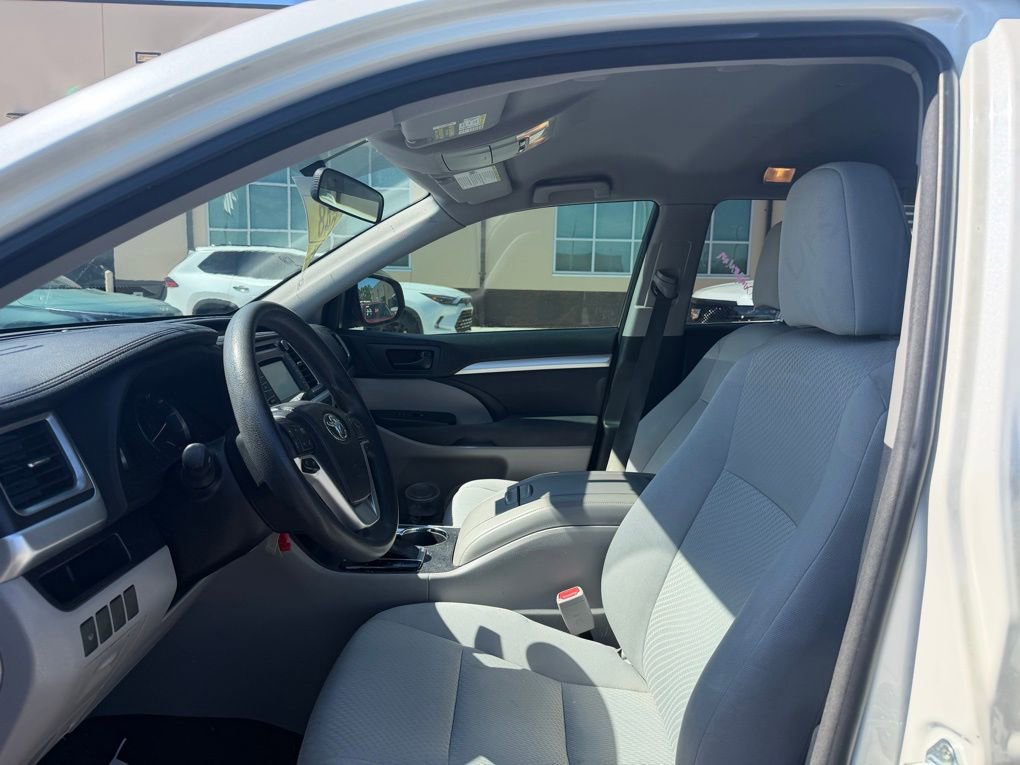Used 2015 Toyota Highlander LE FWD image 6
