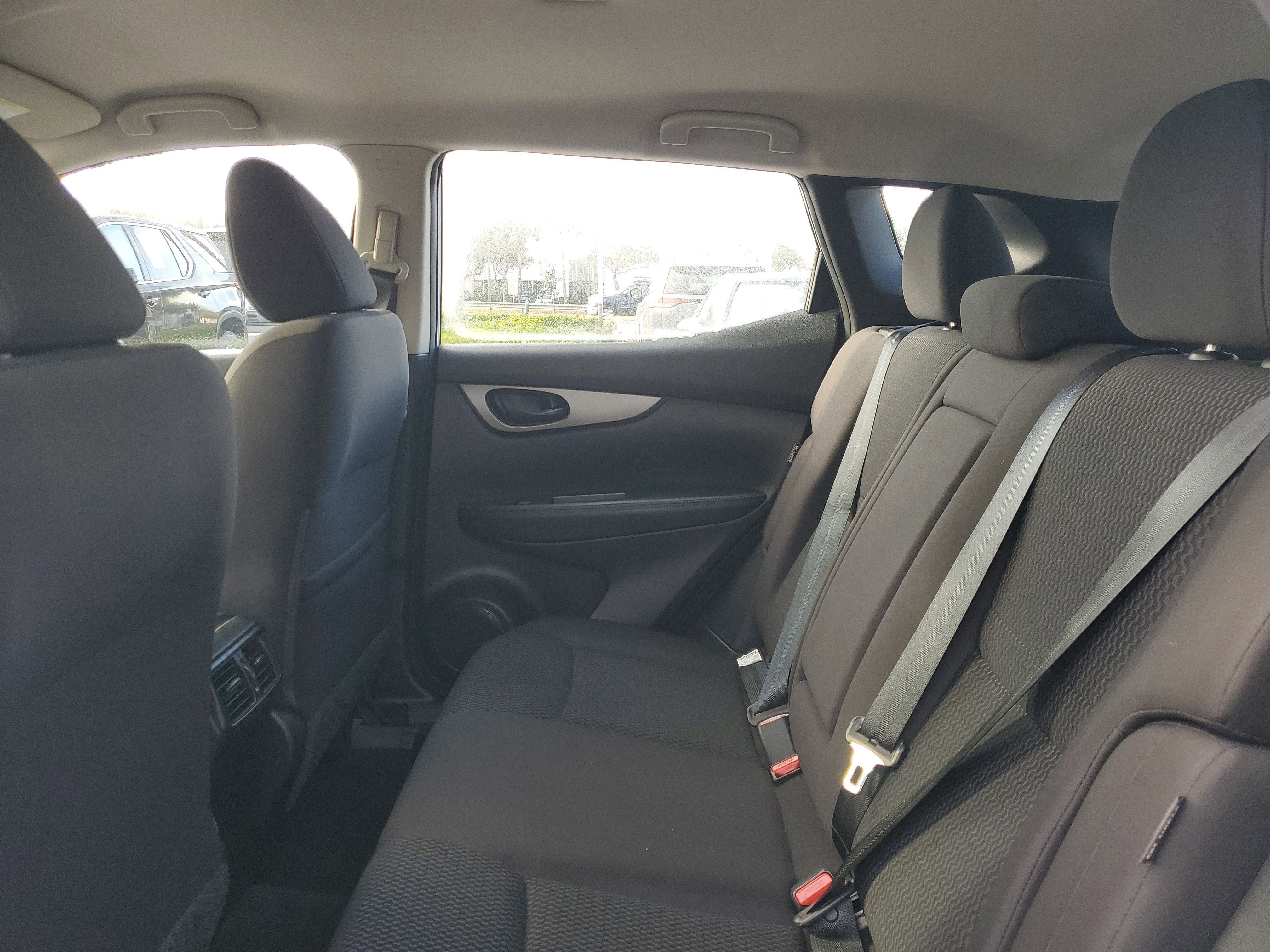 Used 2020 Nissan Rogue Sport S image 15