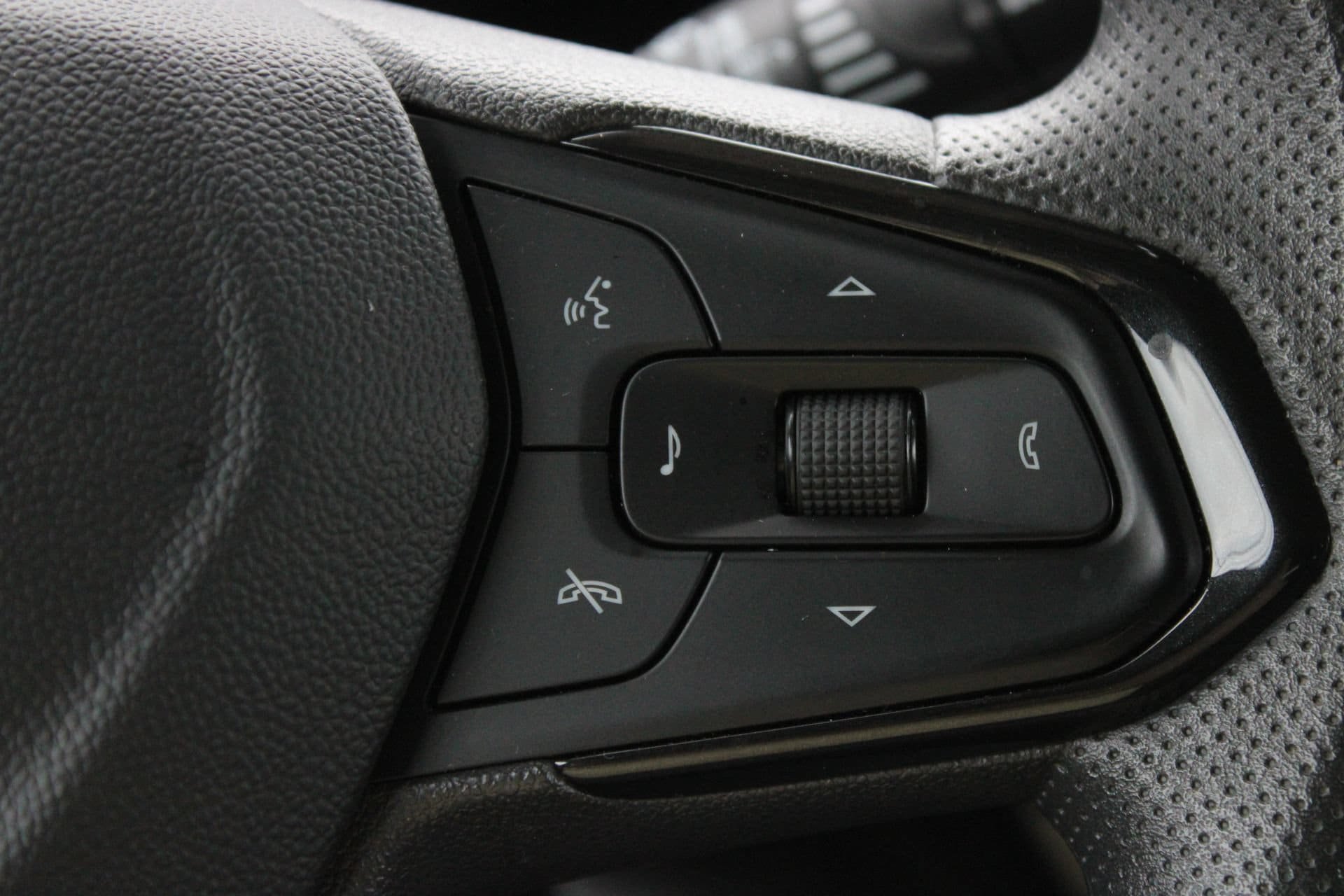 Used 2025 Chevrolet Trax LT FWD image 30