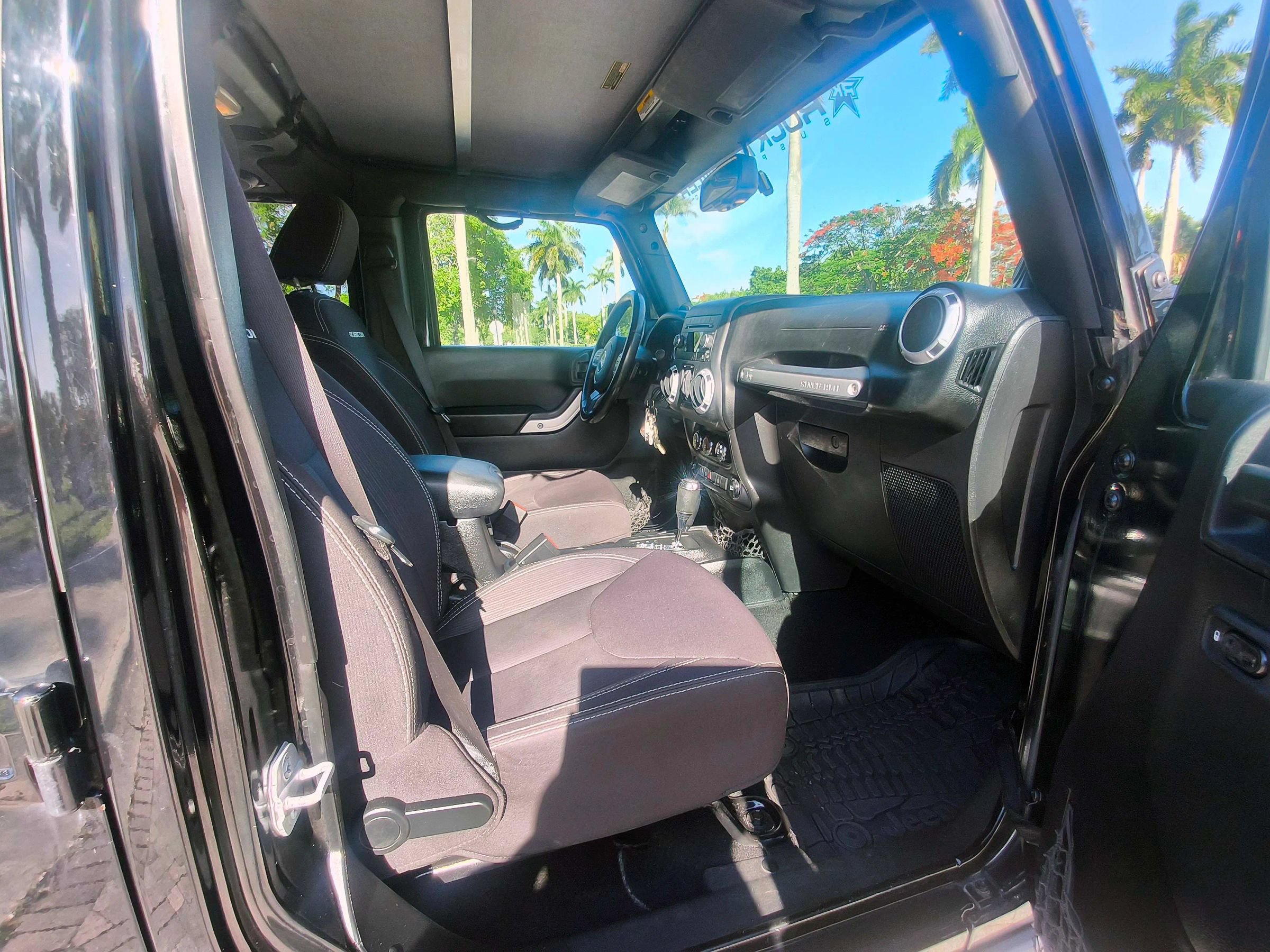 Used 2014 Jeep Wrangler Unlimited Rubicon w/ Connectivity Group AWD/4WD image 35