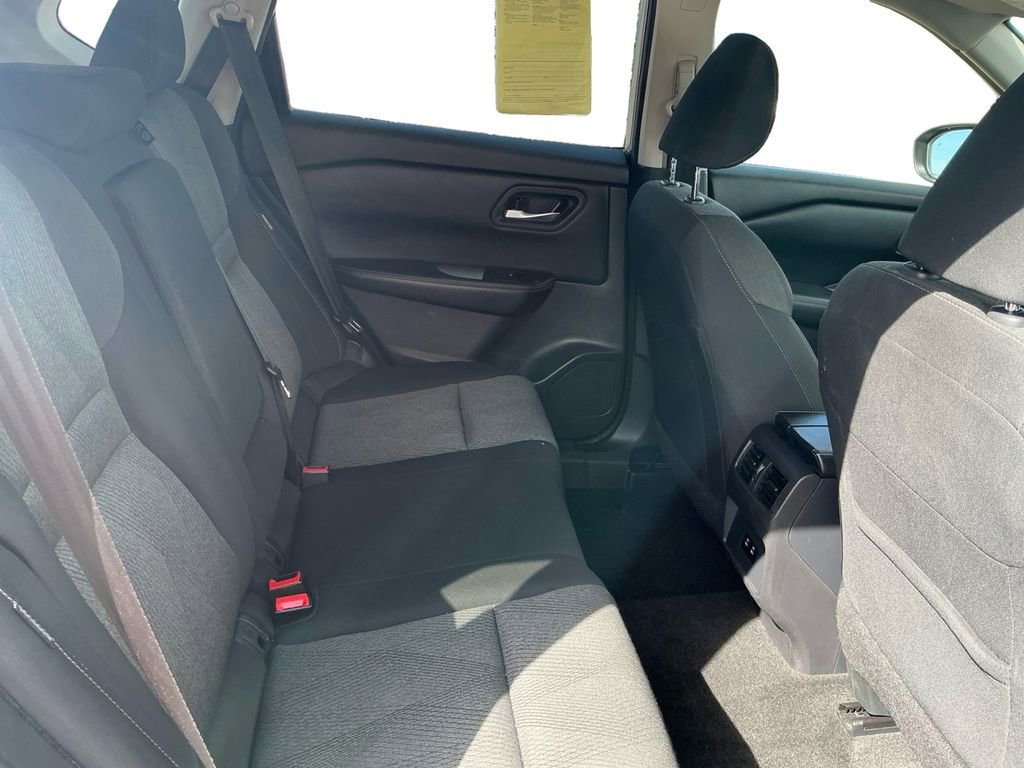 Used 2024 Nissan Rogue SV AWD/4WD image 16
