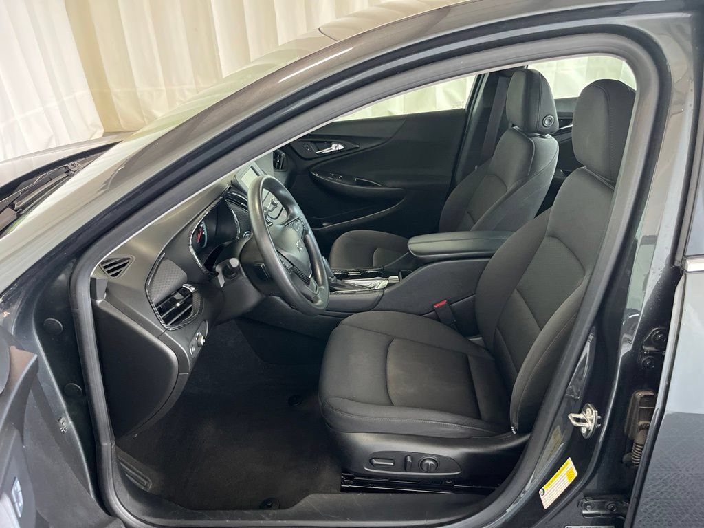 Used 2017 Chevrolet Malibu LT FWD image 3