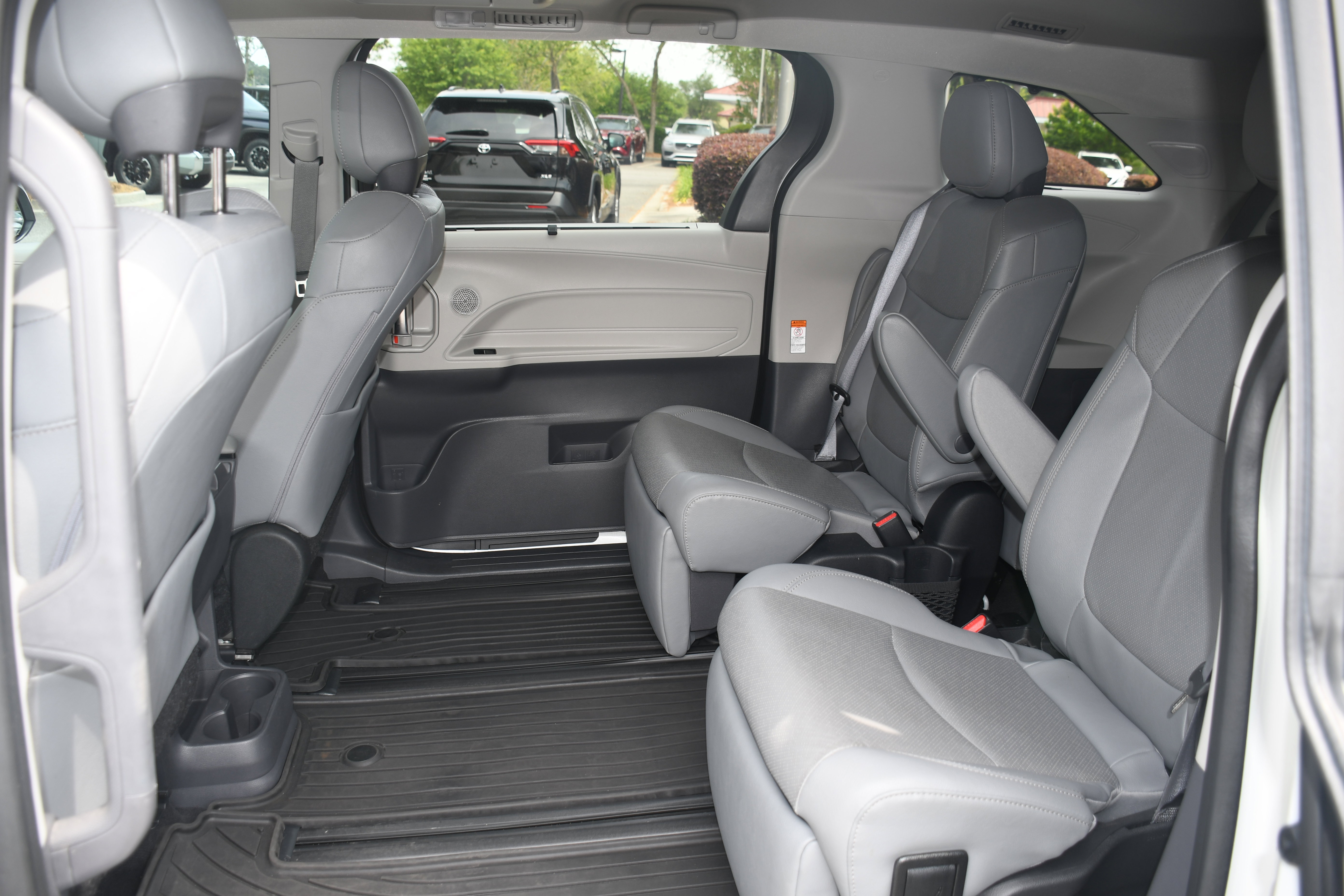 Used 2022 Toyota Sienna Limited FWD image 17