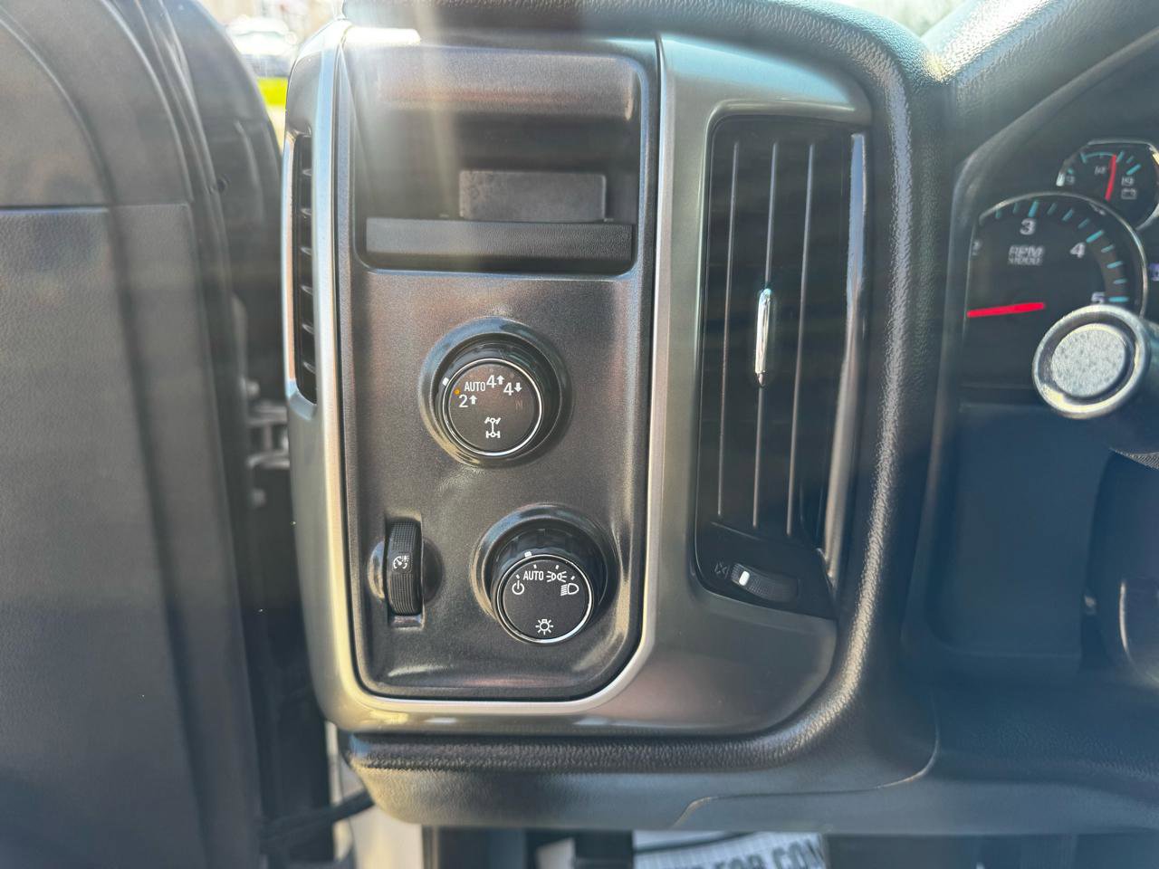 Used 2018 Chevrolet Silverado 1500 LT image 16
