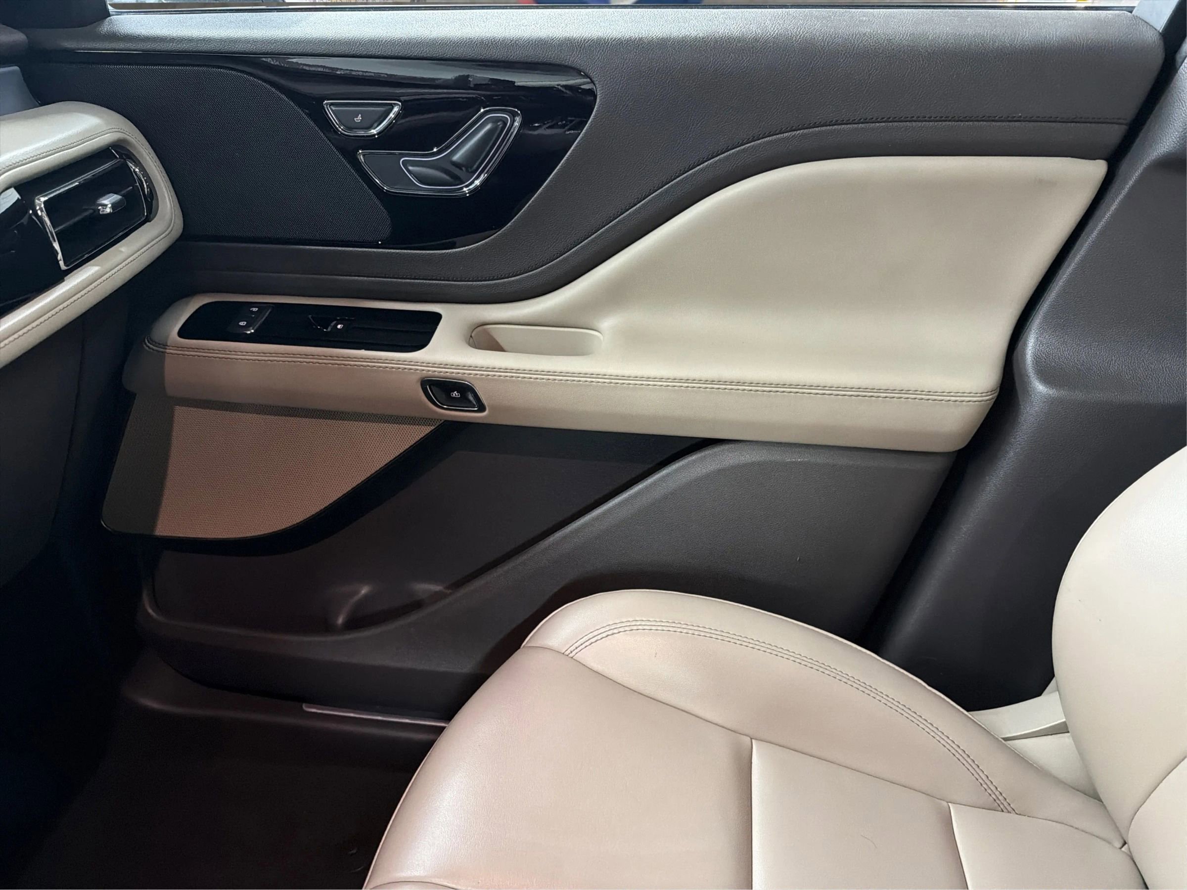 Used 2021 Lincoln Aviator AWD w/ Elements Package image 43