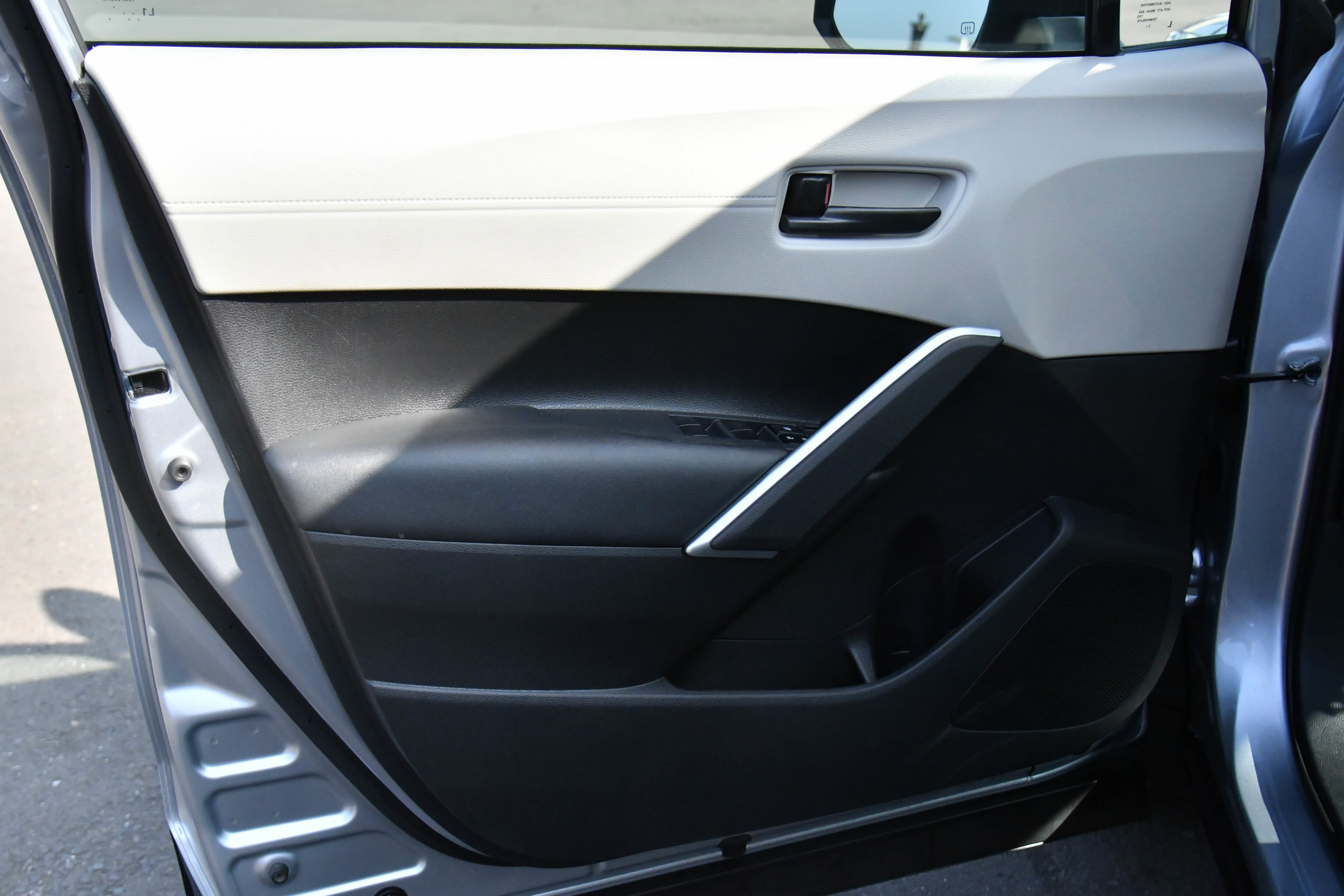 Used 2024 Toyota Corolla Cross L image 13