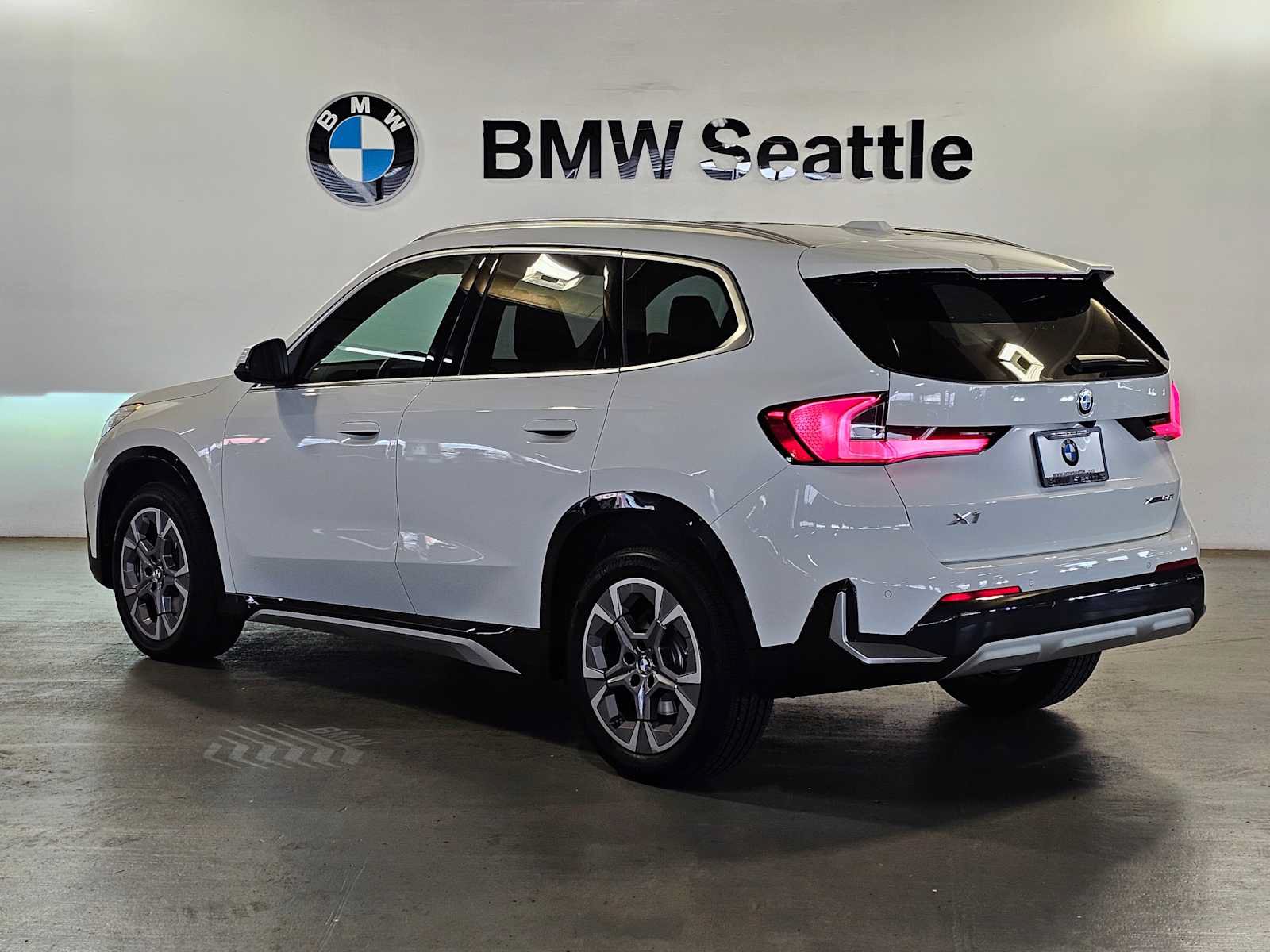 Used 2025 BMW X1 xDrive28i w/ Convenience Package AWD/4WD image 4