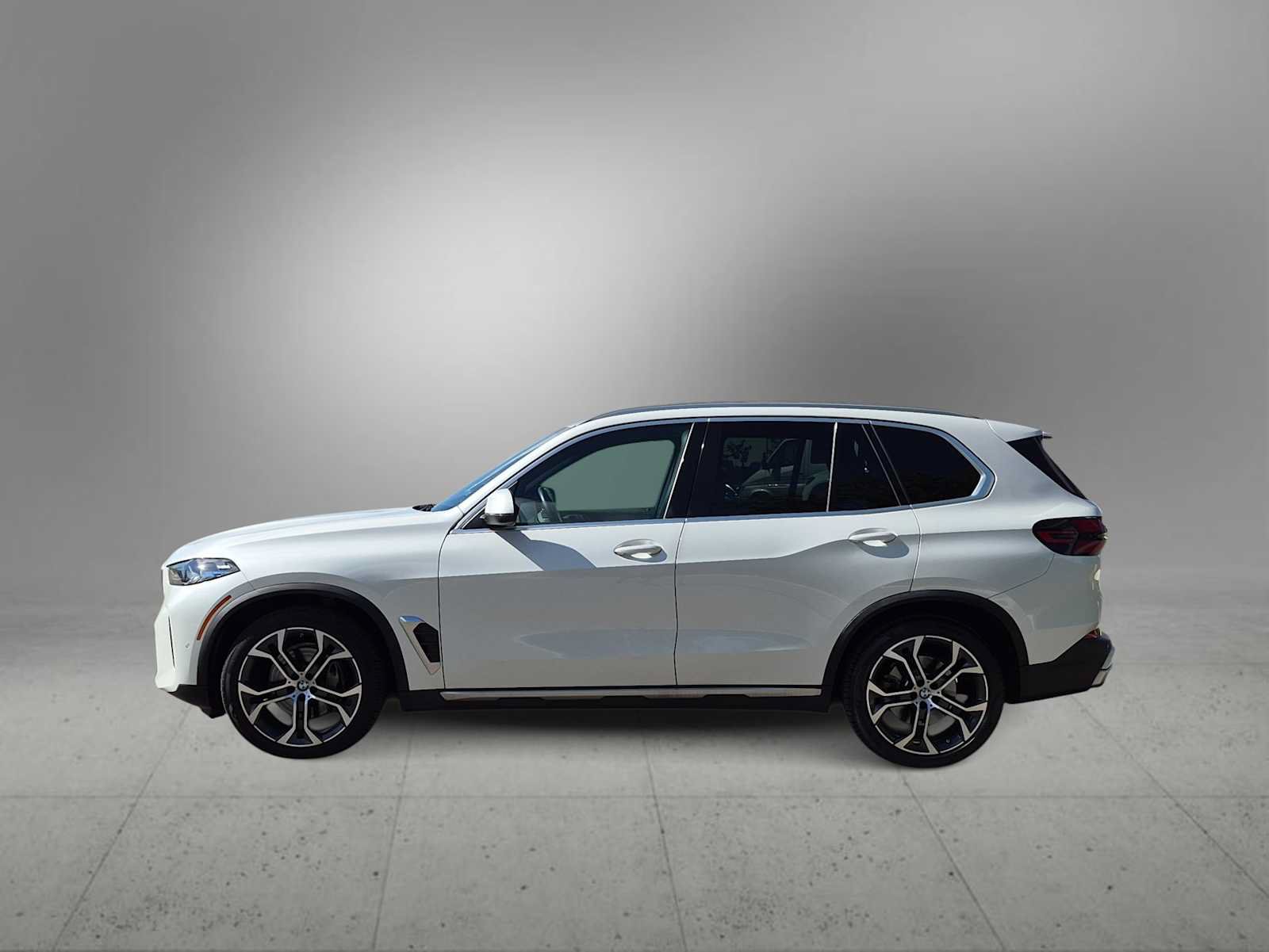 Used 2025 BMW X5 xDrive40i w/ Parking Assistance Package AWD/4WD image 5