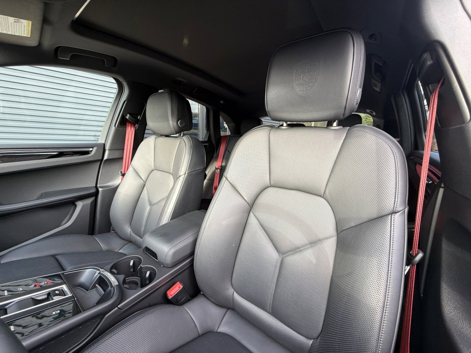 Certified 2025 Porsche Macan image 12