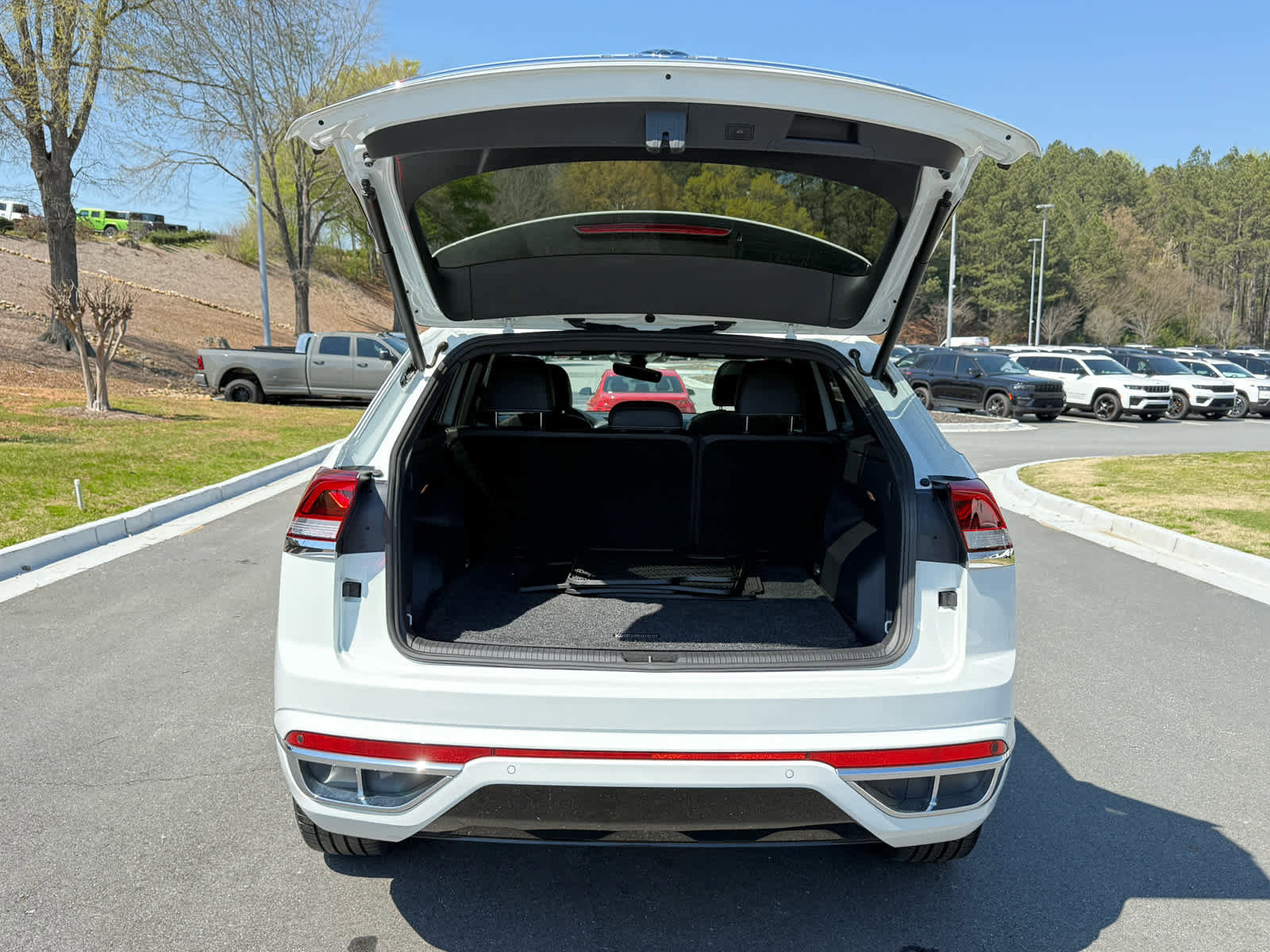 Used 2022 Volkswagen Atlas Cross Sport SEL R-Line image 27