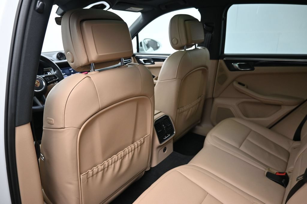 Certified 2024 Porsche Macan AWD/4WD image 8
