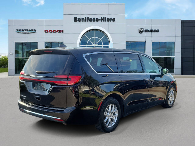Used 2024 Chrysler Pacifica Touring-L FWD image 4