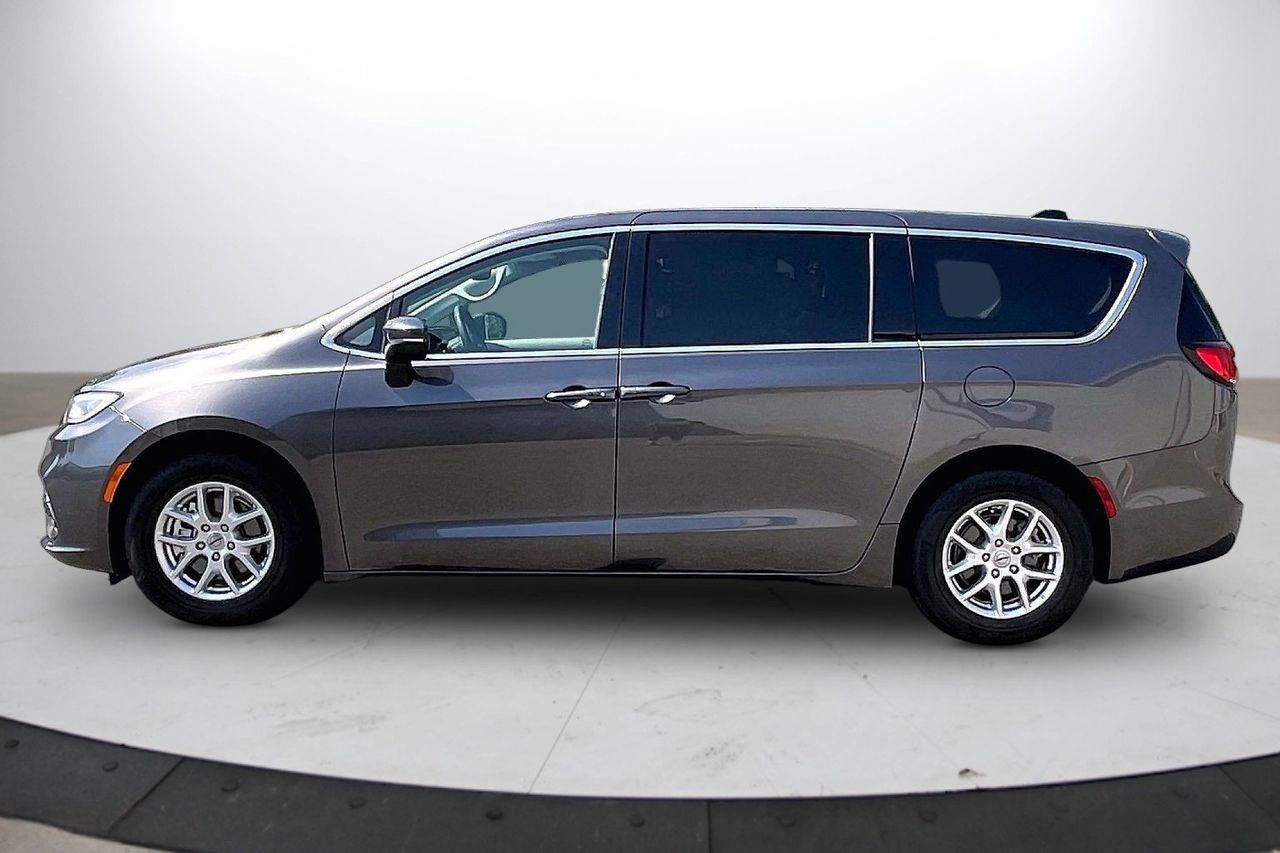 Certified 2023 Chrysler Pacifica Touring-L FWD image 6