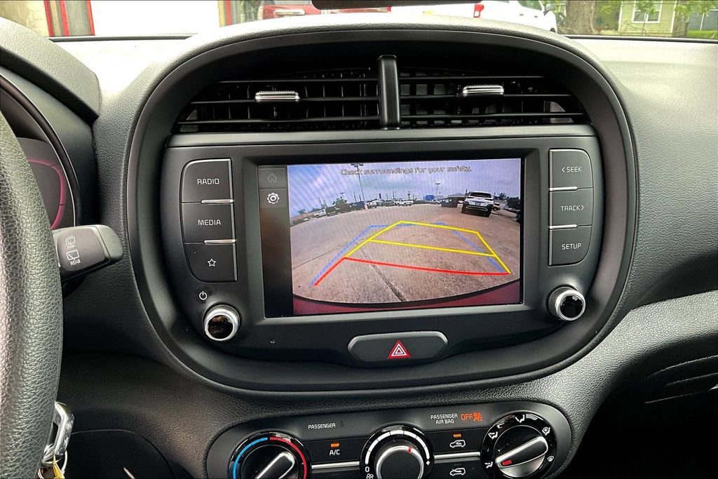Used 2025 Kia Soul LX w/ LX Technology Package FWD image 14