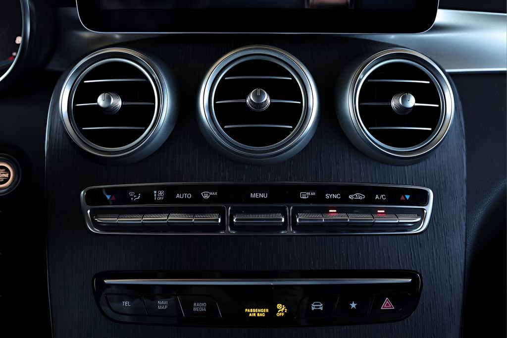 Used 2022 Mercedes-Benz GLC 300 4MATIC Coupe image 24