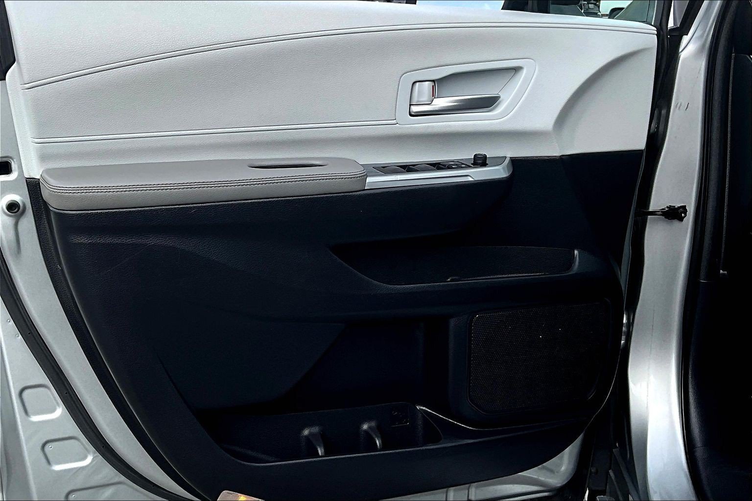 Used 2025 Toyota Sienna XLE FWD image 18