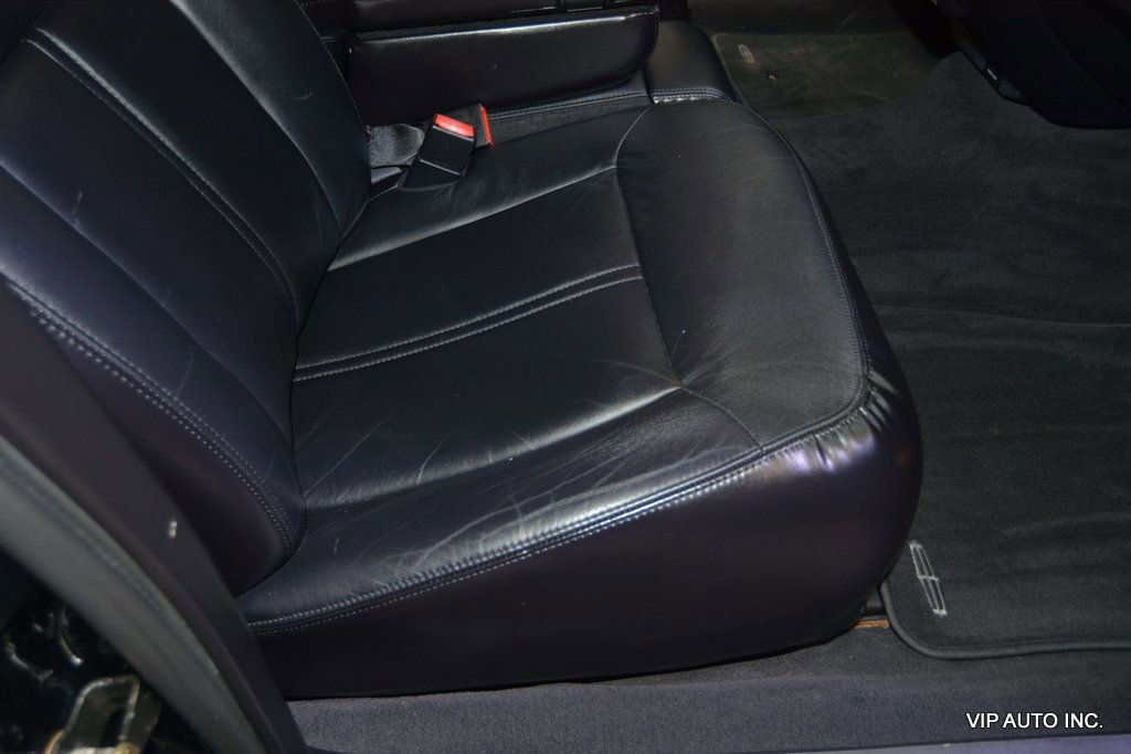 Used 2005 Lincoln Town Car Signature Limited image 18