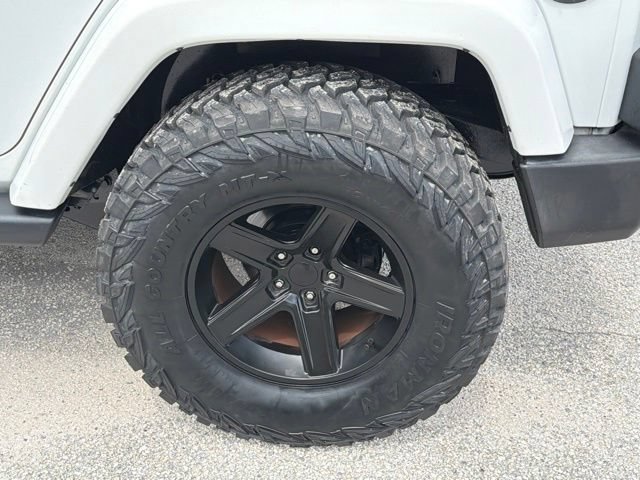 Used 2015 Jeep Wrangler Unlimited Sahara w/ Dual Top Group AWD/4WD image 13